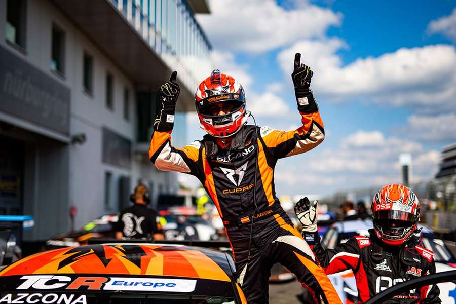 Mikel Azcona é o primeiro espanhol a vencer a Taça do Mundo de carros de turismo Mikel Azcona é o primeiro espanhol a vencer a Taça do Mundo de carros de turismo