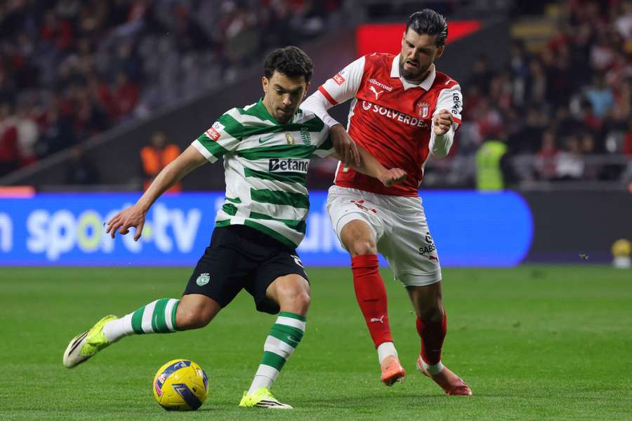 Florian Grillitsch tenta desarmar Pedro Gonçalves