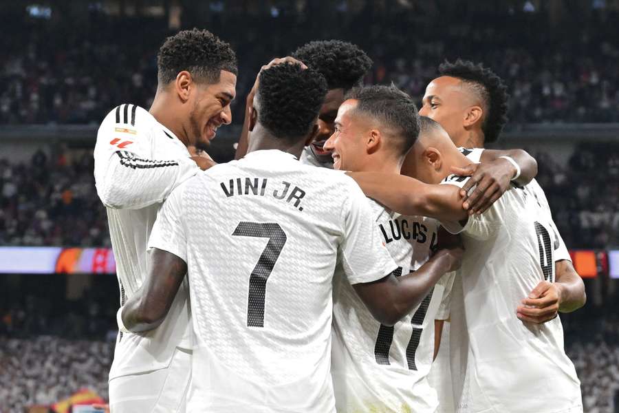 Los jugadores del Madrid celebran el primer gol, obra de Lucas Vázquez