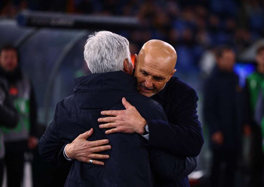 Gasperini e Spalletti abraçam-se no início do jogo