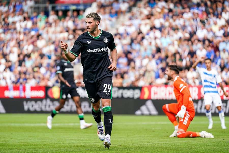 Santiago Giménez celebra un gol con el Feyenoord