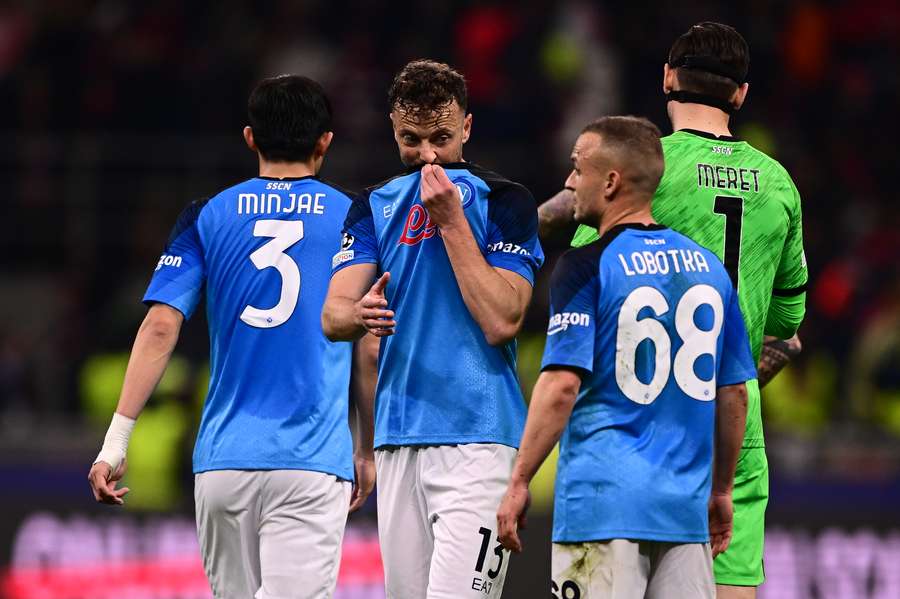 Napoli's Kosovan defender Amir Rrahmani (C) reacts