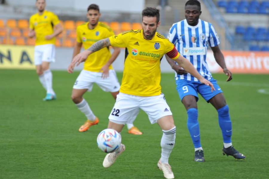 Dukla prohrála v Chrudimi, Rada dostal červenou. Slezské derby pro Karvinou