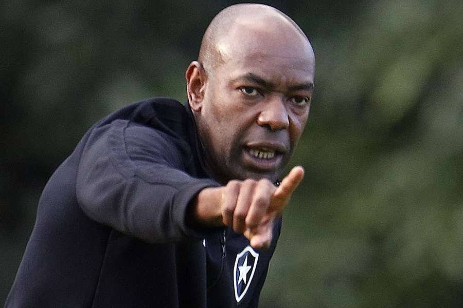 Após ser demitido na Bélgica, o ex-jogador volta a comandar o Glorioso