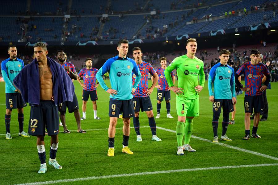 Los jugadores del Barça se despiden de su afición tras perder ante el Bayern Munich.