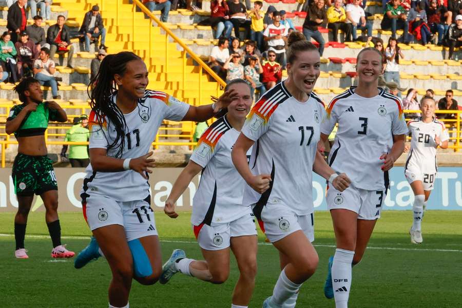 Die deutschen U20-Frauen bejubeln den Einzug ins Achtelfinale