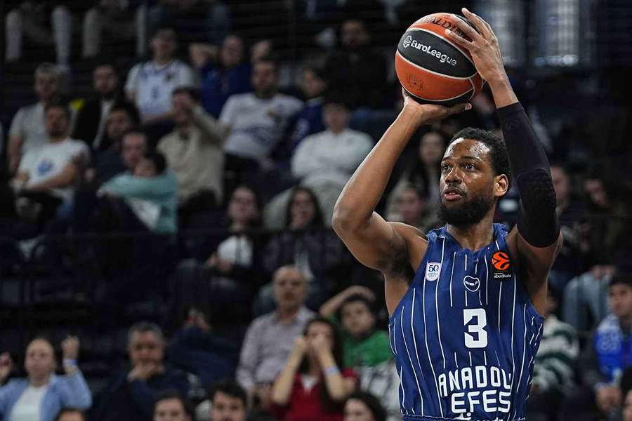 Jordan Loyd najskuteczniejszym graczem Efesu w wygranym meczu z Partizanem