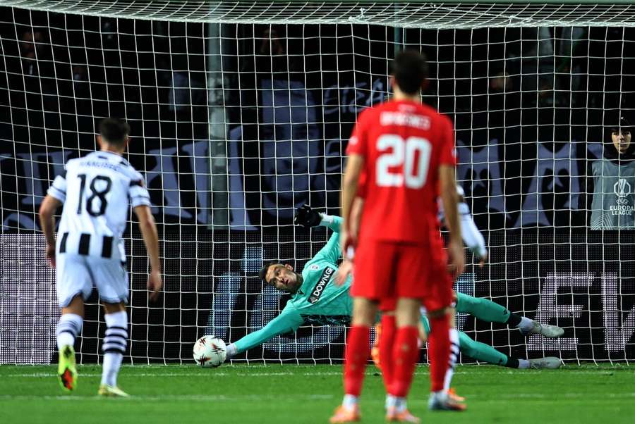 Pavlenka se natáhl po pokutovém kopu.