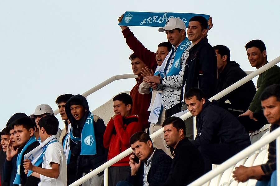 Fans van FK Arkadag in de wedstrijd tegen Ahal