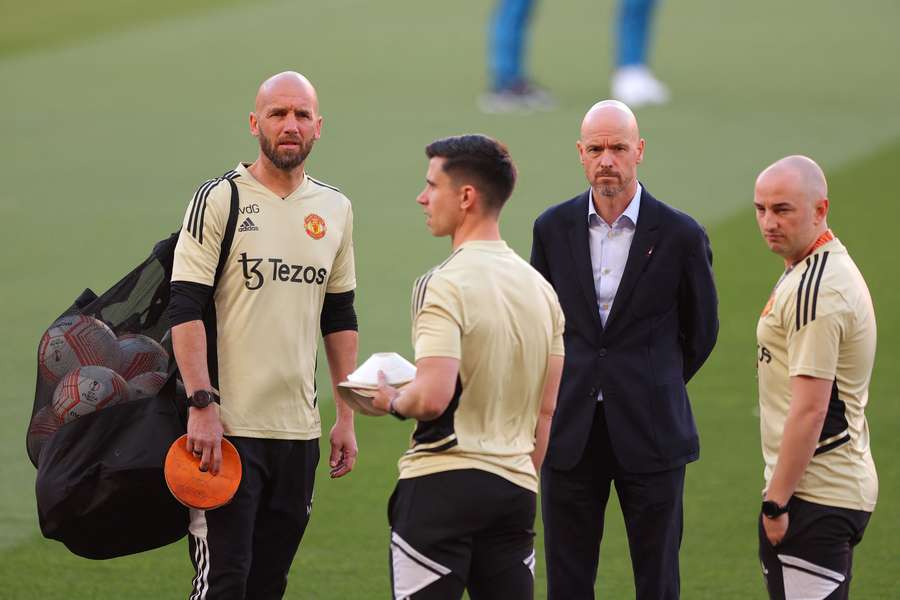 Van der Gaag (links) met Ten Hag tijdens een trainingssessie