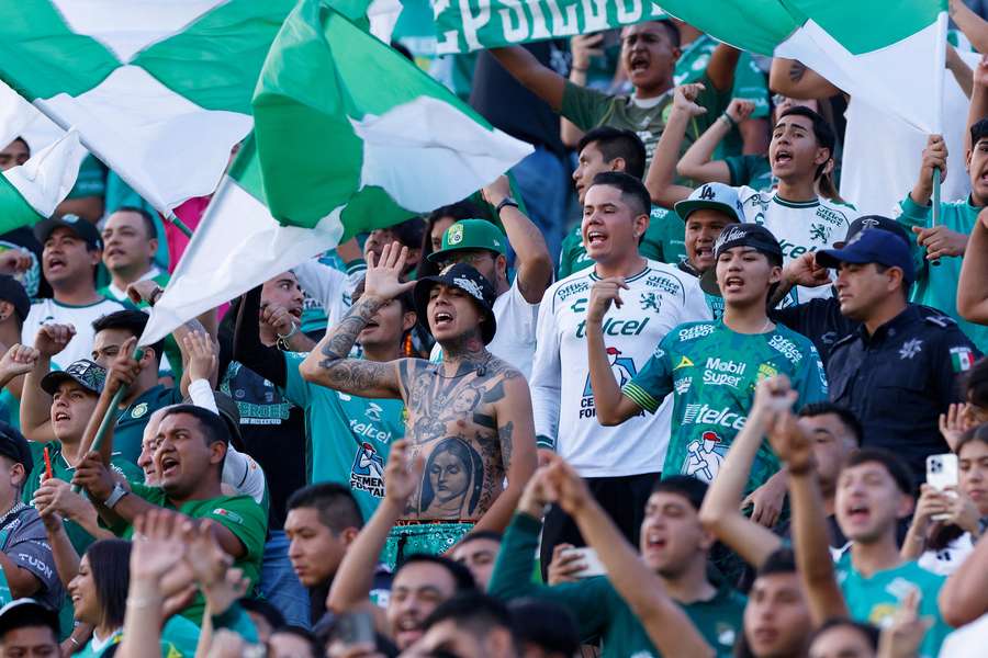 Des supporters de Leon en tribunes.