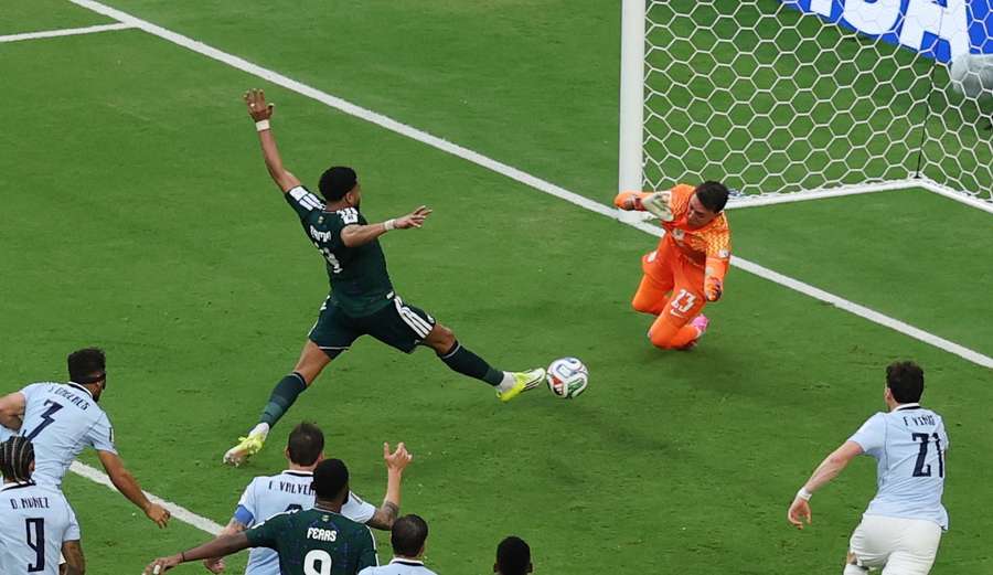 Abdulelah Al Amri pokes home for Saudi Arabia Abdulelah Al Amri pokes home for Saudi Arabia