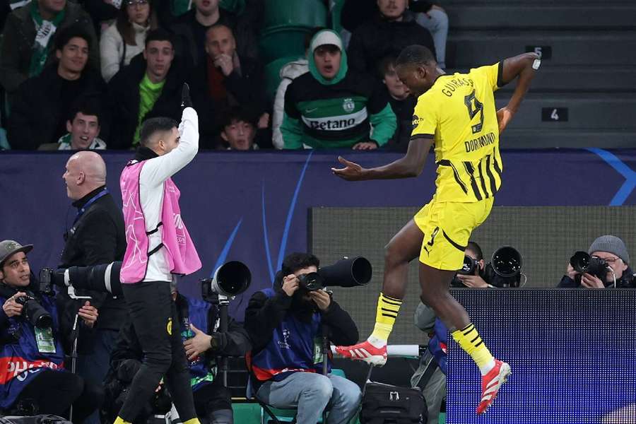 Guirassy celebrando su gol