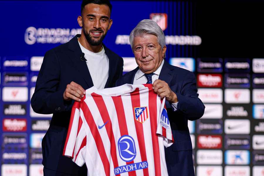 Nico González, junto a Enrique Cerezo, presidente del Atlético
