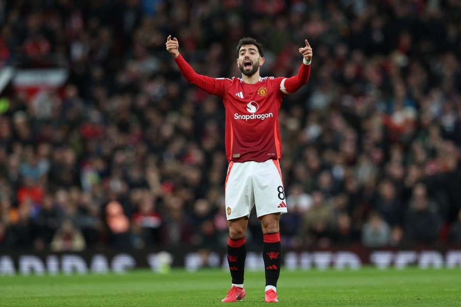 Bruno Fernandes dá ordens à equipa