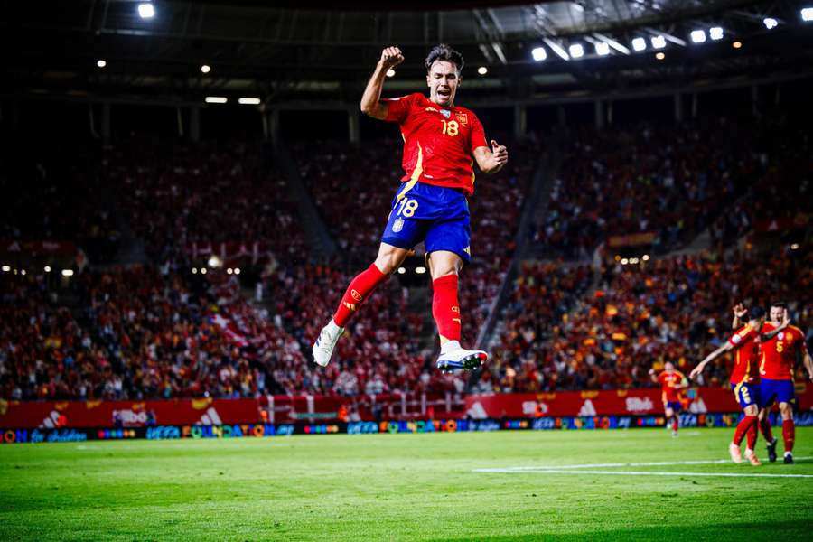 Zubimendi celebra su gol ante Dinamarca