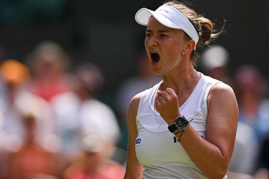 Barbora Krejčíková pokračuje v obhajobě wimbledonského triumfu.