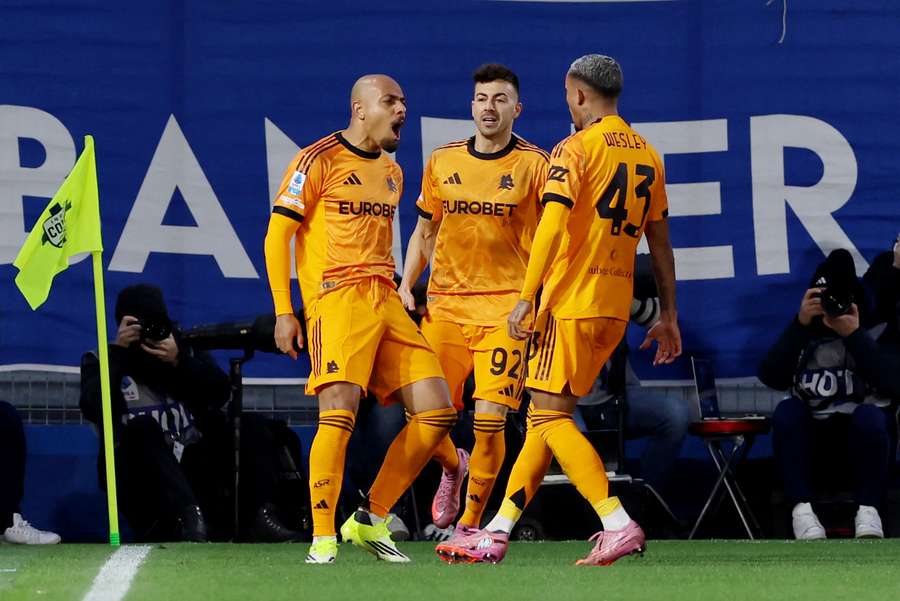 Malen celebra após o golo da vantagem provisória Malen celebra após o golo da vantagem provisória