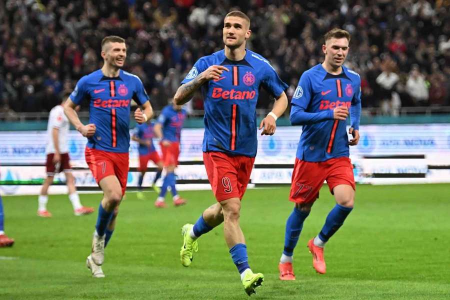 Jucătorii lui FCSB sărbătoresc un gol