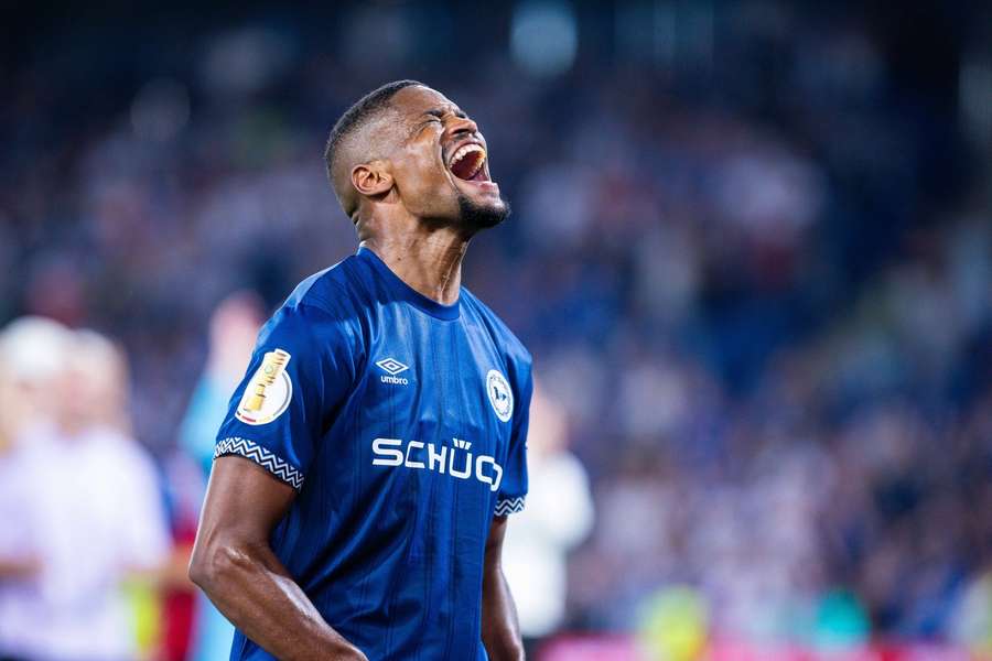 Isaiah Young feiert sein Goldtor