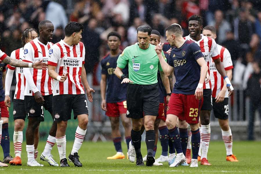 Derby-ul PSV - Ajax a fost întrerupt 15 minute