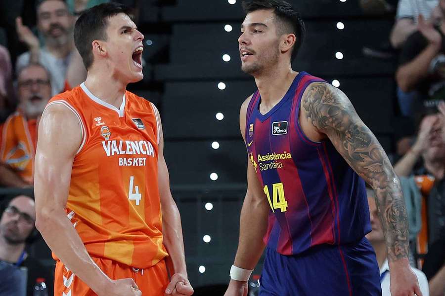 Pradilla celebra una canasta ante Willy Hernangómez