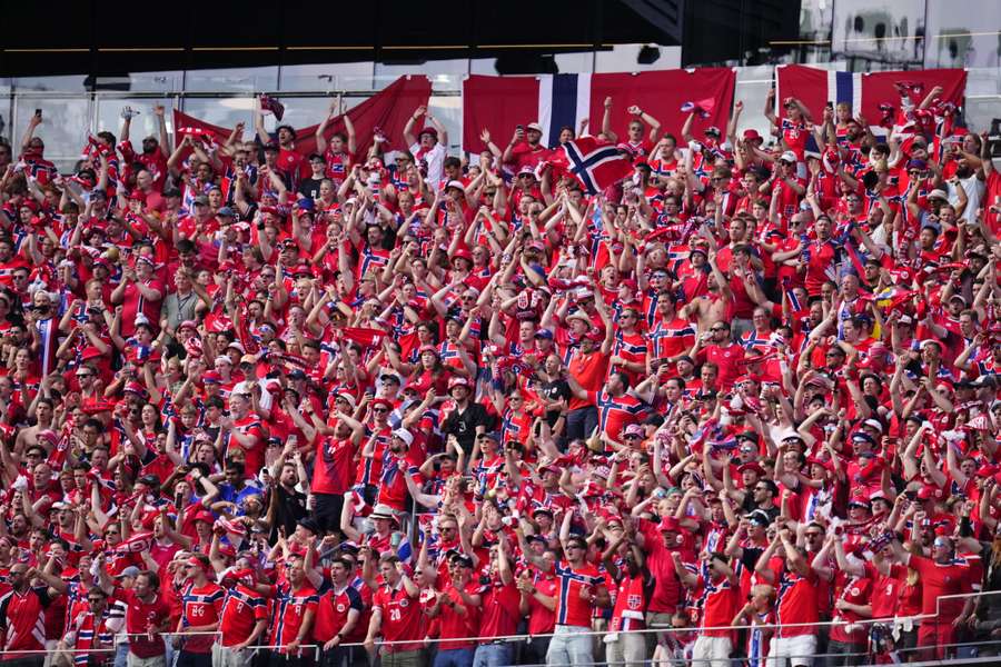 Noruegueses não se importaram com escalação de time reserva e celebraram vaga na segunda fase