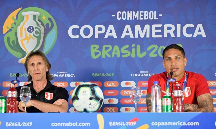 Ricardo Gareca y Paolo Guerrero en rueda de prensa durante la Copa América Brasil 2019