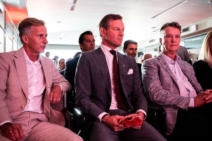 Van Gaal ao lado de Jonker