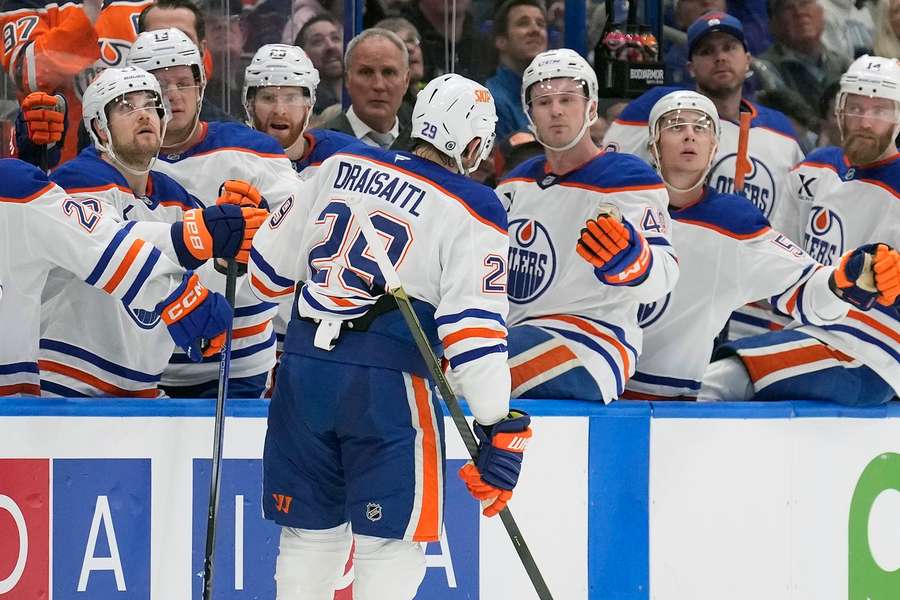 Leon Draisaitl nach seinem Treffer an der Bank.