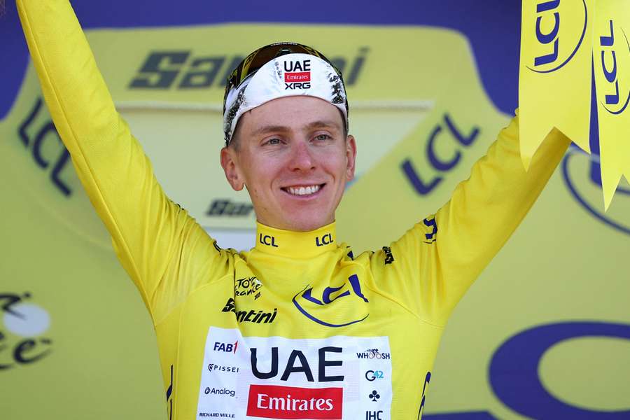 Tadej Pogacar en el podio, con el maillot amarillo