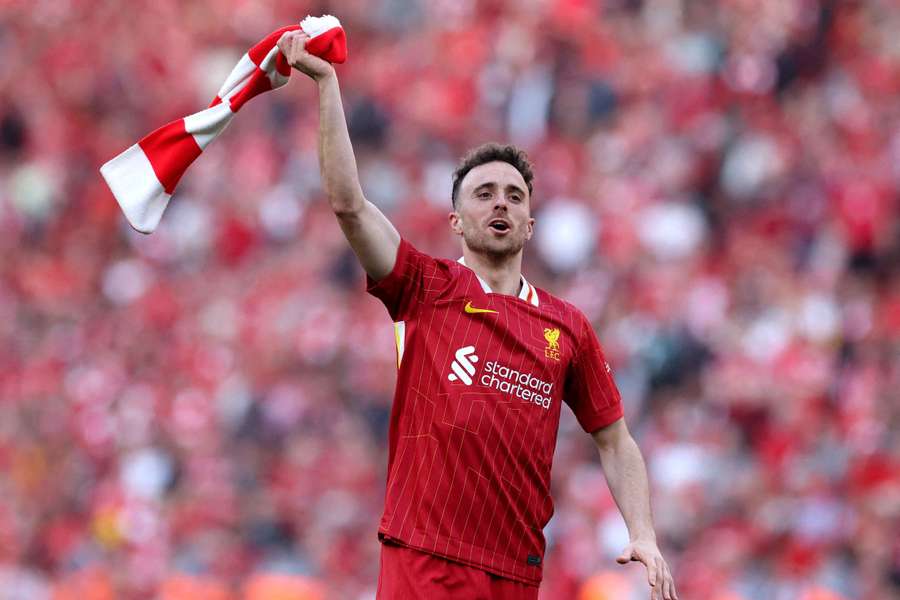 Diogo Jota a celebrar o título pelo Liverpool