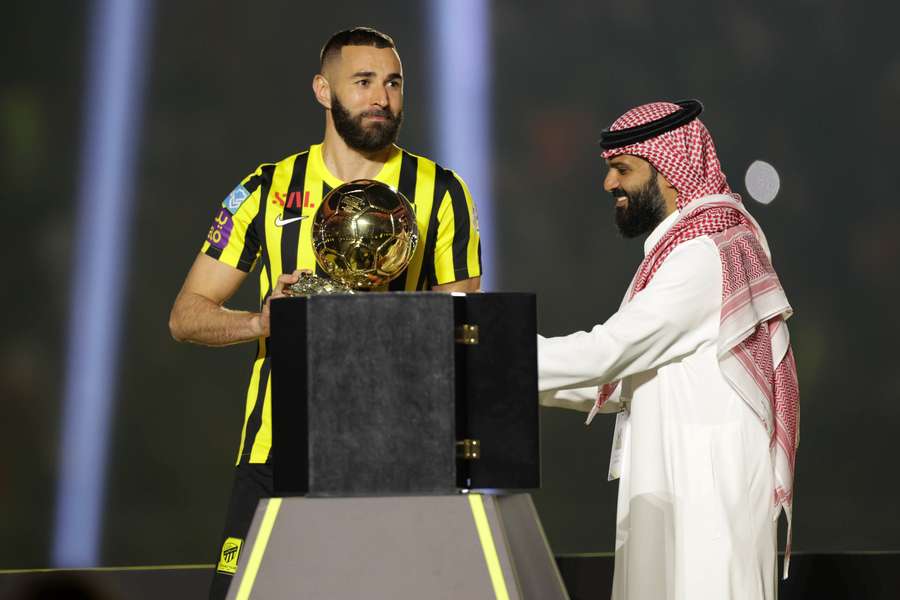 Benzema, con el Balón de Oro, durante su presentación con Al-Ittihad.