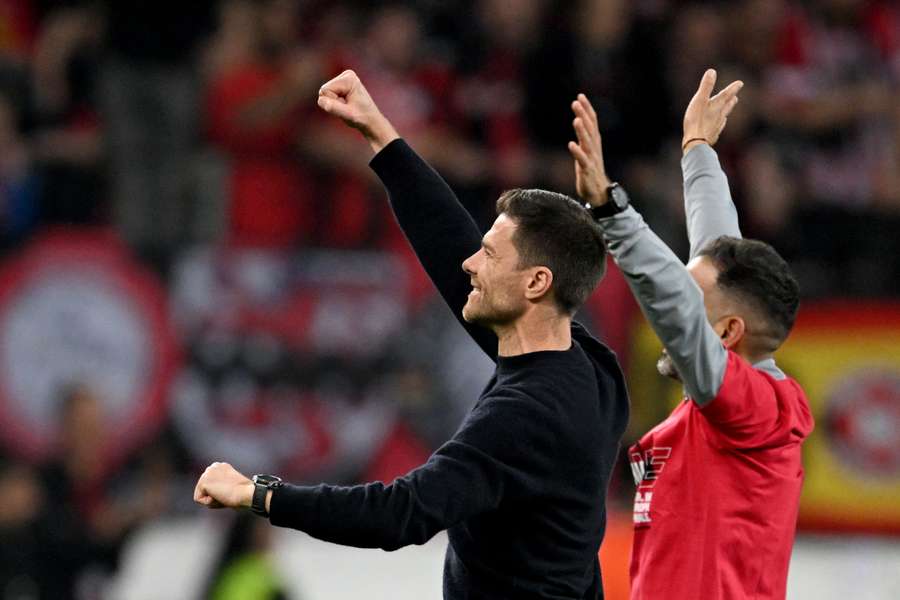 Alonso (l.) feiert nach dem Halbfinal-Rückspiel in der Europa League zwischen Leverkusen und Rom