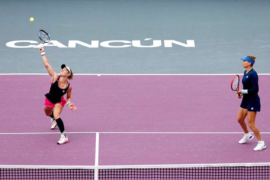 WTA-Finals in Cancun: Siegemund (l.) und Swonarewa (r.) verlieren zweites Doppel - Halbfinale noch möglich.