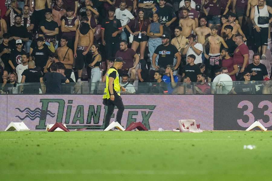 I seggiolini lanciati in campo dai tifosi della Salernitana