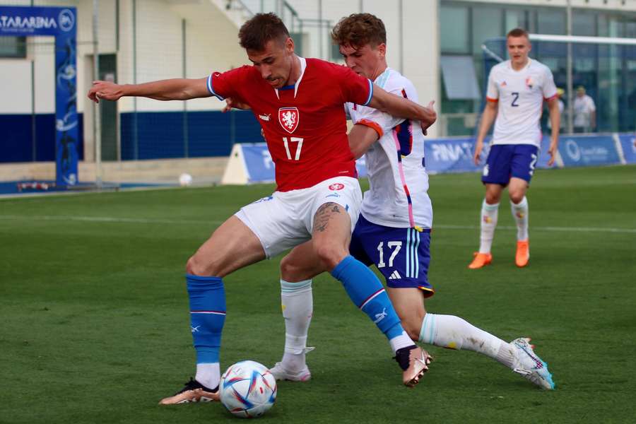 Matěj Ryneš v souboji s Belgičanem Arnem Engelsm.