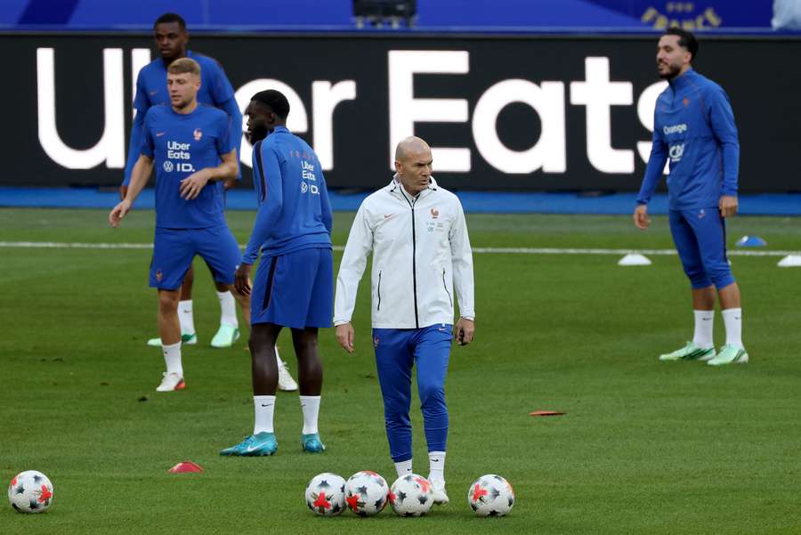 Zidane à l'entraînement avec ses joueurs jeudi. Zidane à l'entraînement avec ses joueurs jeudi.