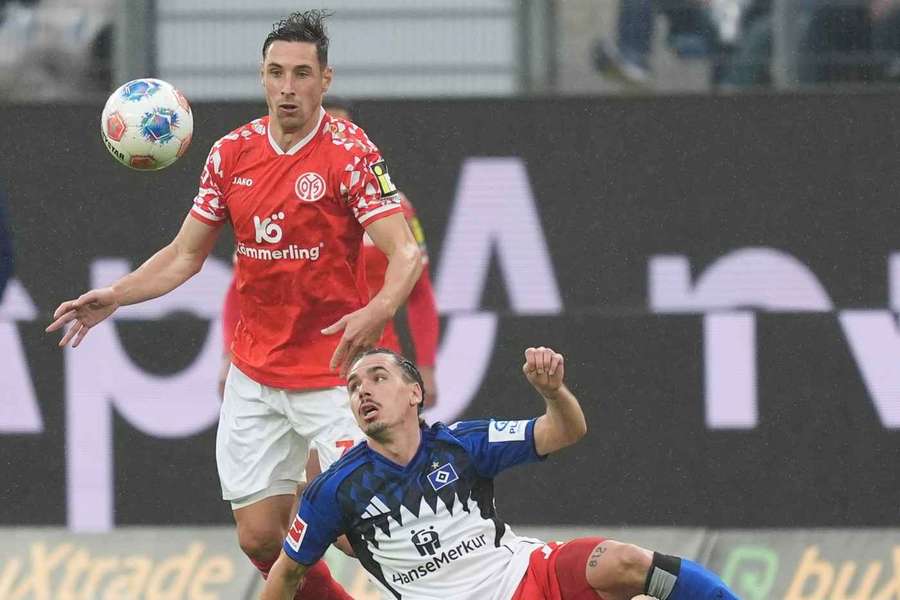 Dominik Kohr im Zweikampf mit Rayan Philippe.