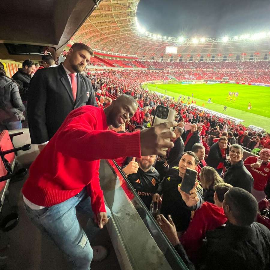 Enner Valencia tira selfie com torcedores