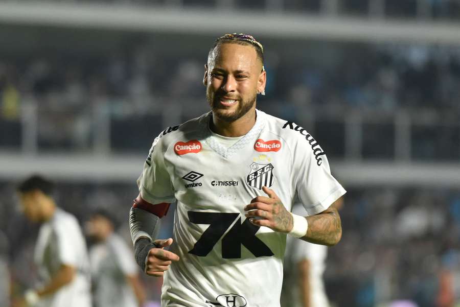 Neymar comemora golo que deu a vitória ao Santos 