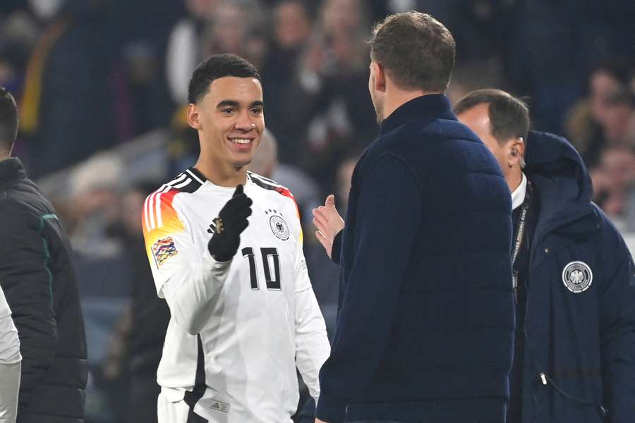 Musiala beim Handshake mit Nagelsmann Musiala beim Handshake mit Nagelsmann