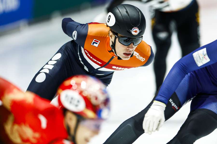 Jens van 't Wout heeft Nederland de eerste medaille bezorgd bij de wereldkampioenschappen shorttrack in Ahoy