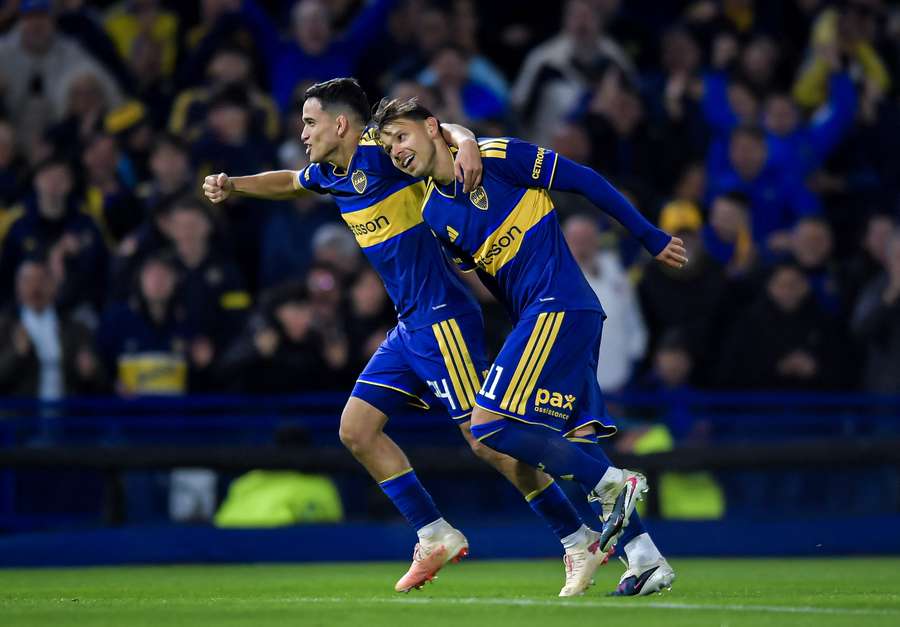 Jogadores do Boca em partida do campeonato argentino.