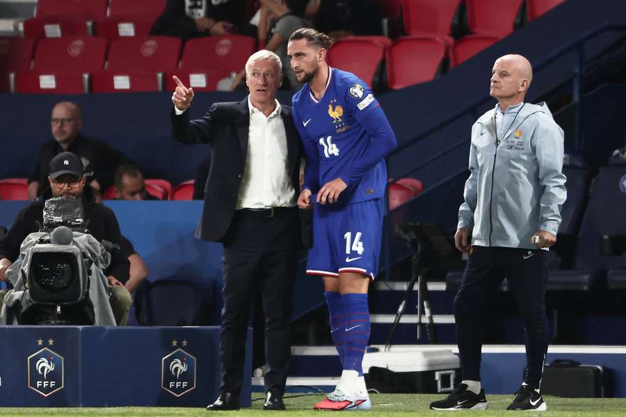 Didier Deschamps avec Adrien Rabiot mardi soir.