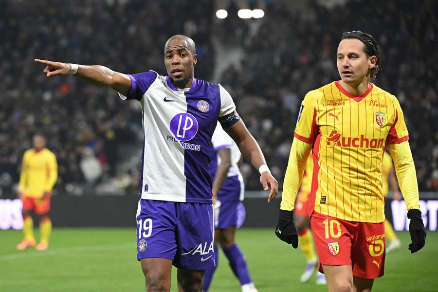 Des premières nouvelles rassurantes pour Djibril Sidibé, évacué sur civière