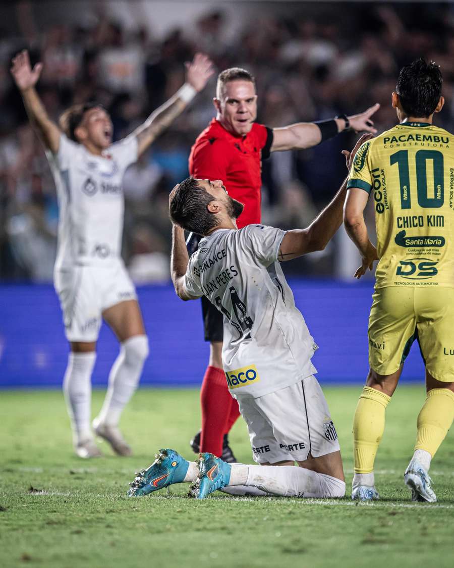 Luan Peres marcou seu primeiro gol com a camisa do Santos