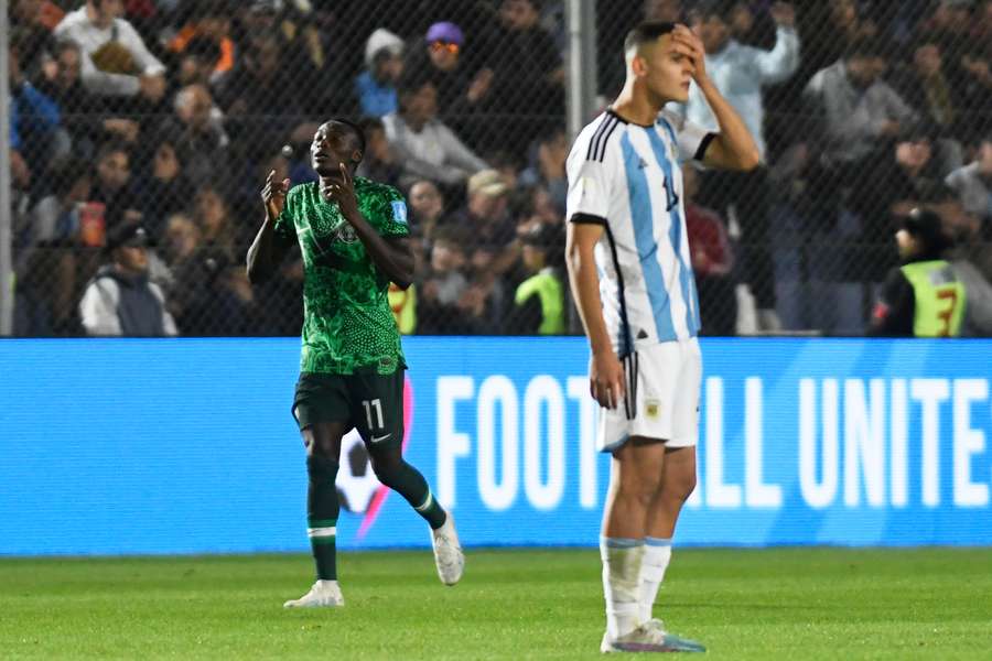 Ibrahim Muhammad festeja o primeiro de dois golos da Nigéria diante da Argentina
