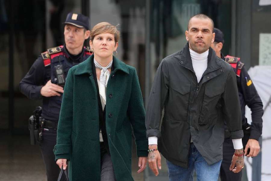 Dani Alves părăsește penitenciarul Brians 2 din Barcelona alături de avocata sa, Ines Guardiola
