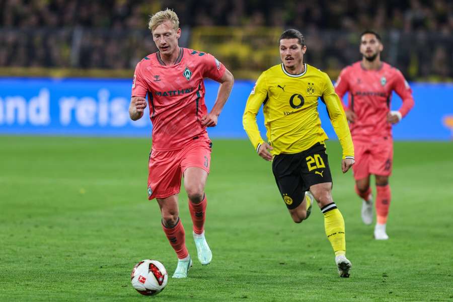 Niclas Fullkrug z Werderu Brema cieszy się z kolegami z drużyny po zdobyciu drugiej bramki Niclas Fullkrug z Werderu Brema cieszy się z kolegami z drużyny po zdobyciu drugiej bramki